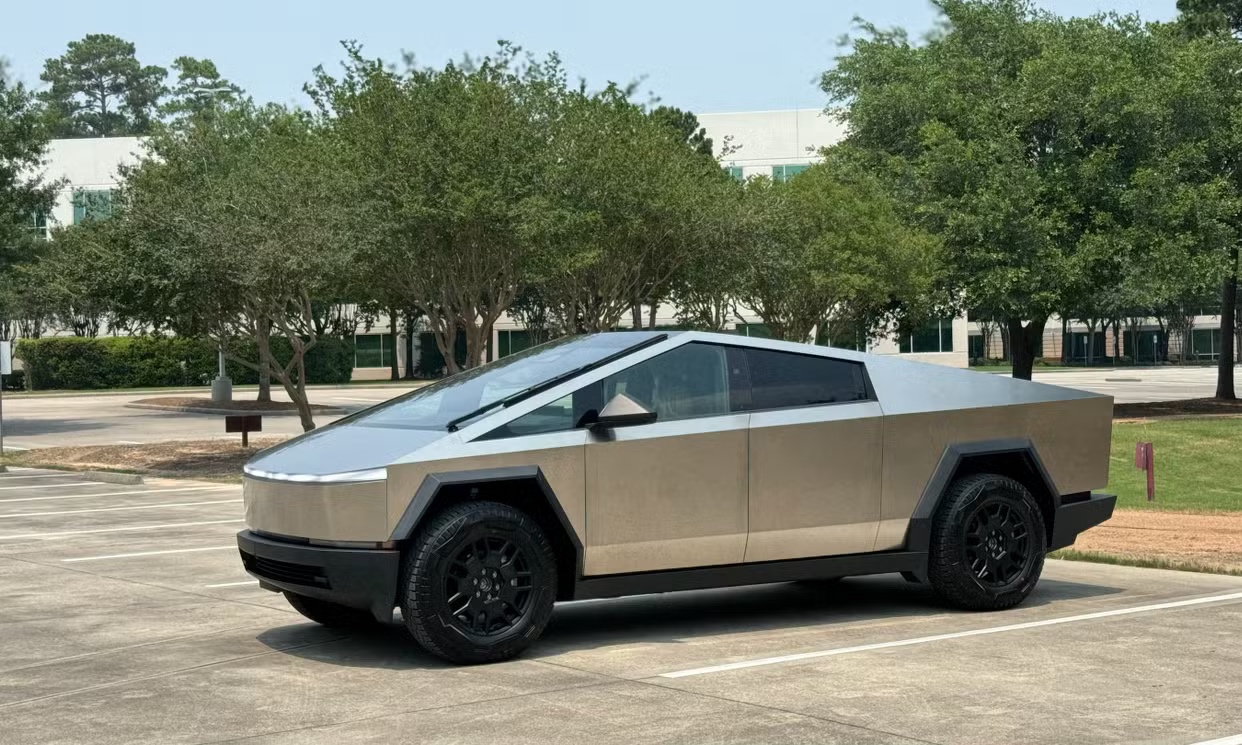 Tesla Cybertruck side