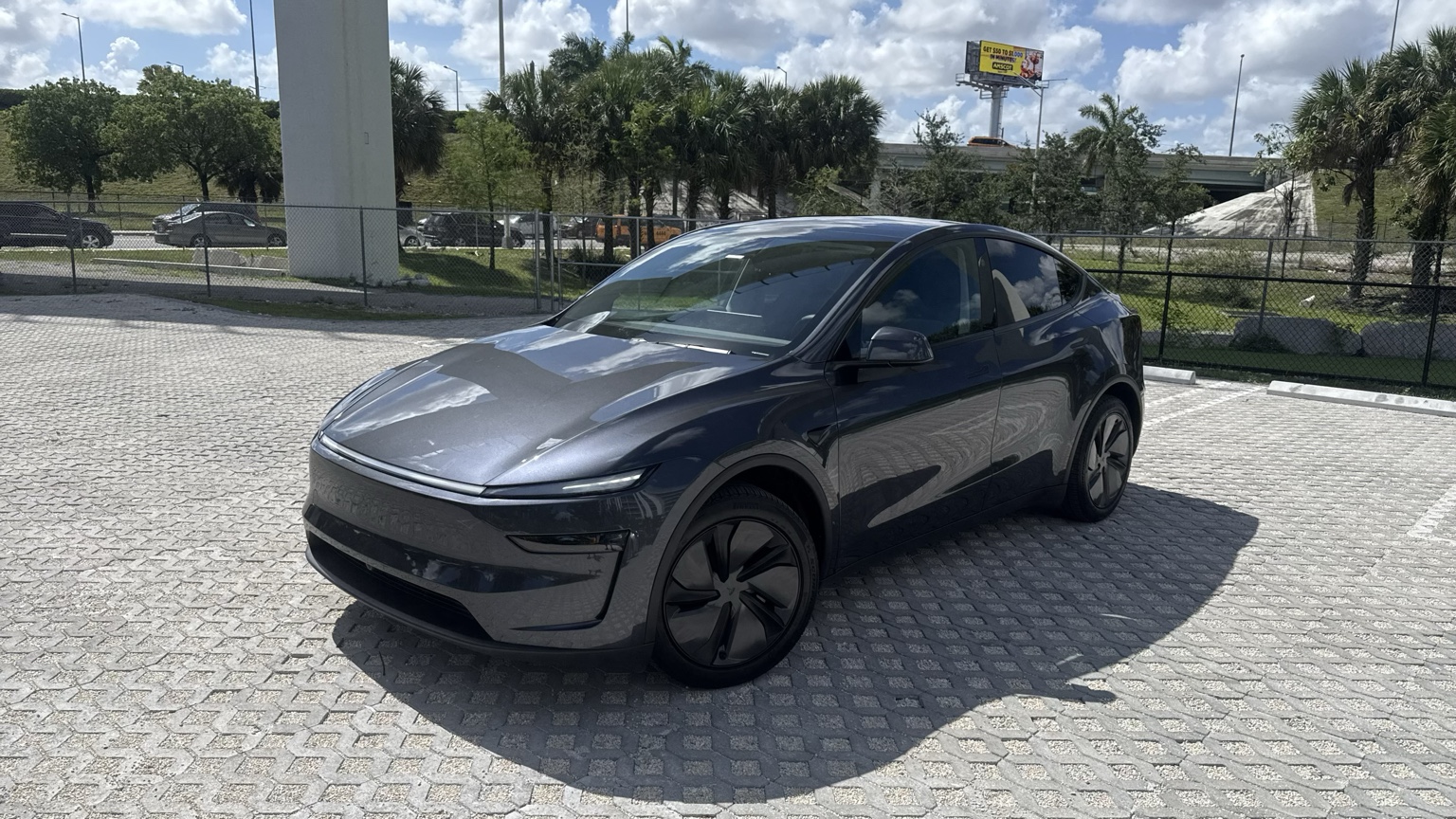 Tesla Model Y Premium photo 2